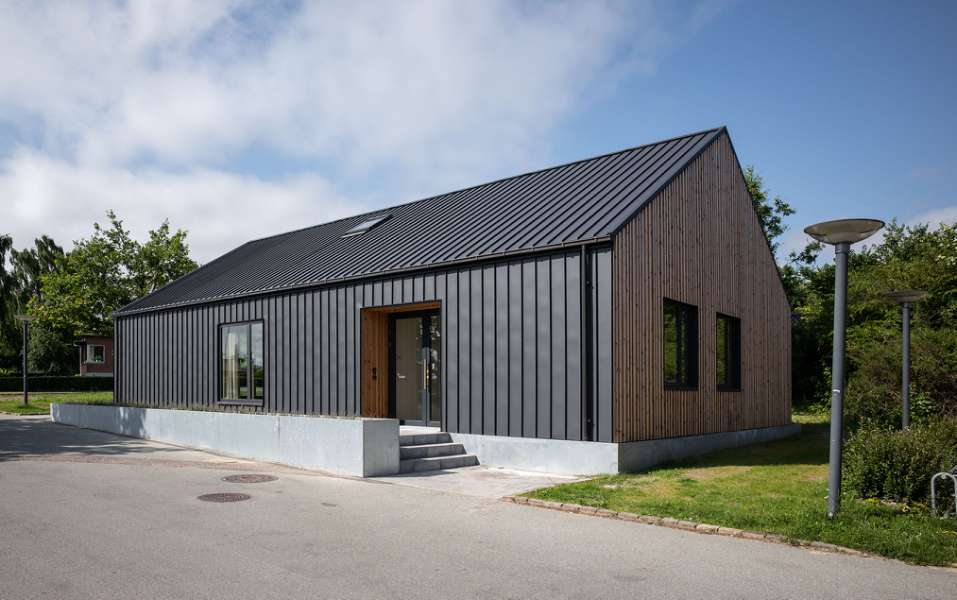 Erweiterung aus Stahl und Holz verschafft der Risskover Bibliothek zusätzlichen Raum „zum Ausleihen“, Risskover Bibliothek - Fortebakken 1, 8240 Risskov, Dänemark